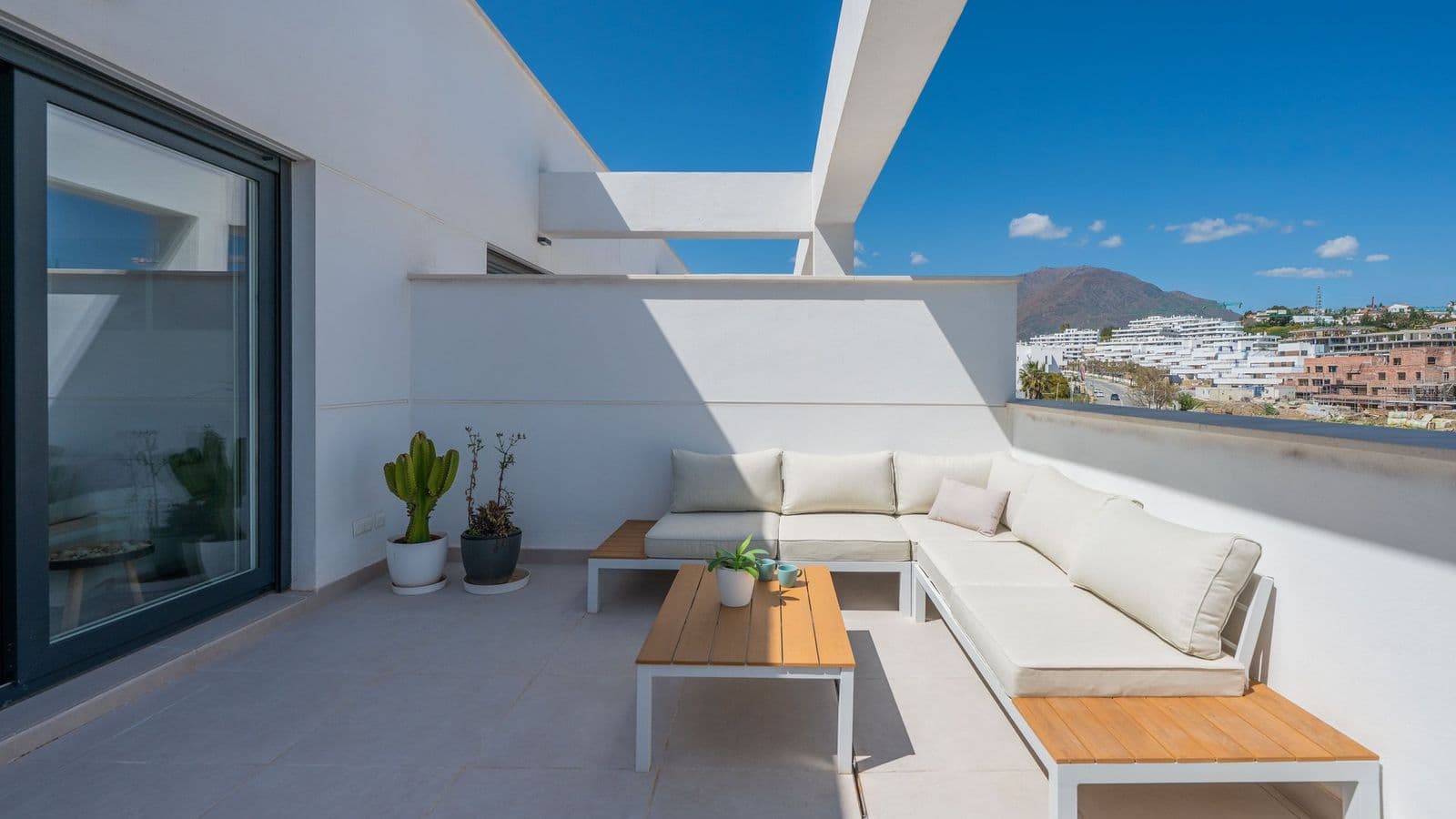 Bright Apartment with Private Terrace by Caseo 2