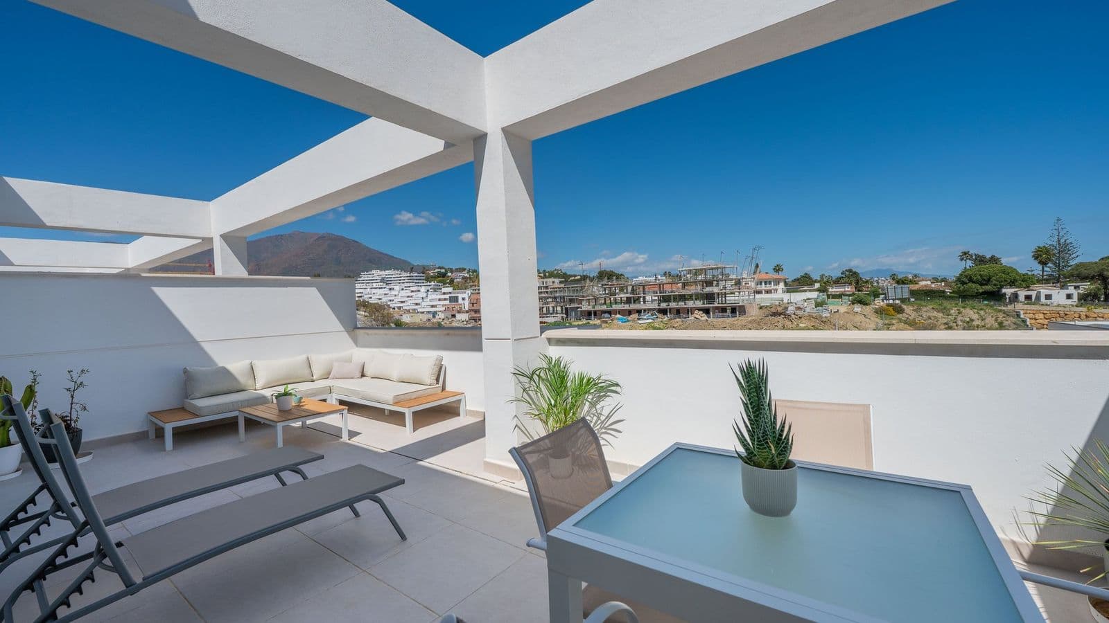 Bright Apartment with Private Terrace by Caseo 4