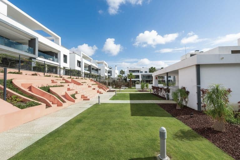 Spacious Garden Apartment with Balcony by Caseo 3