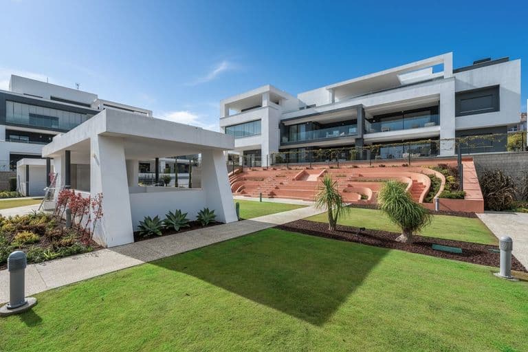 Spacious Garden Apartment with Balcony by Caseo 4