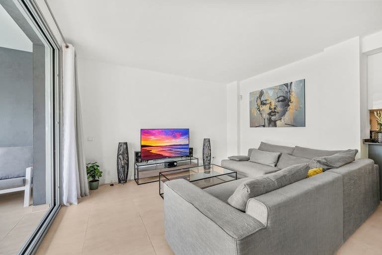 Spacious Garden Apartment with Balcony by Caseo 32